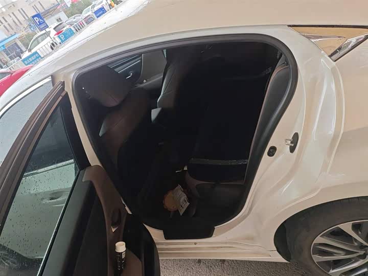 Фото 7 - Lexus ES