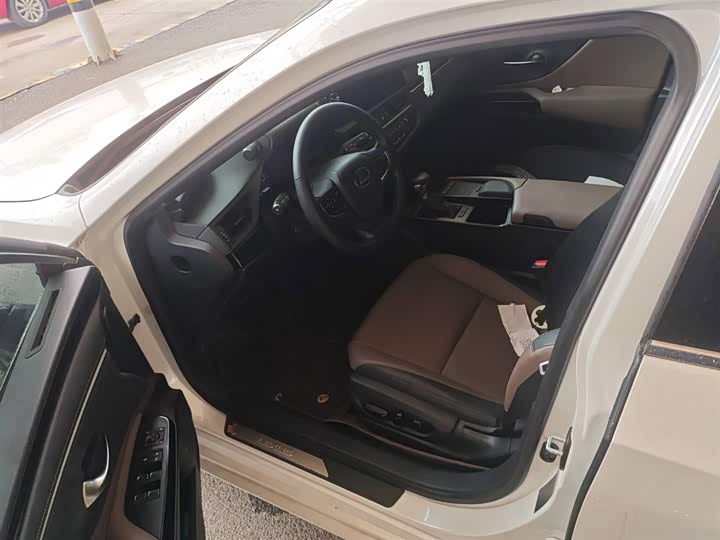 Фото 8 - Lexus ES