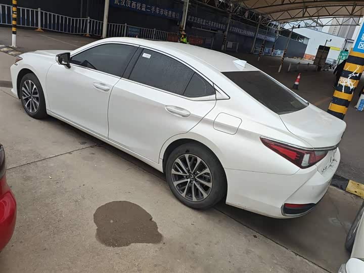 Фото 9 - Lexus ES