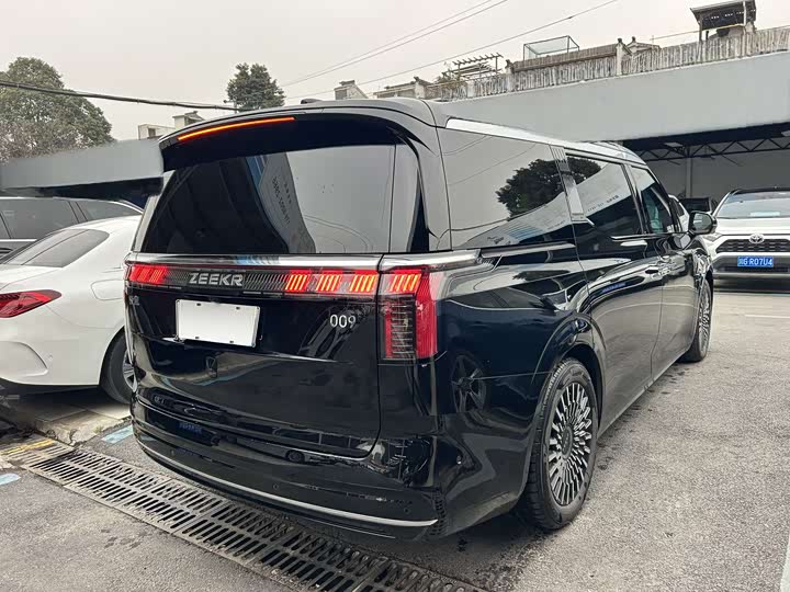 Фото 6 - Zeekr 009