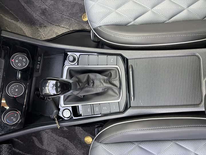 Фото 8 - Volkswagen Sagitar L