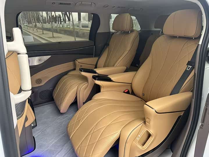 Фото 5 - Denza D9