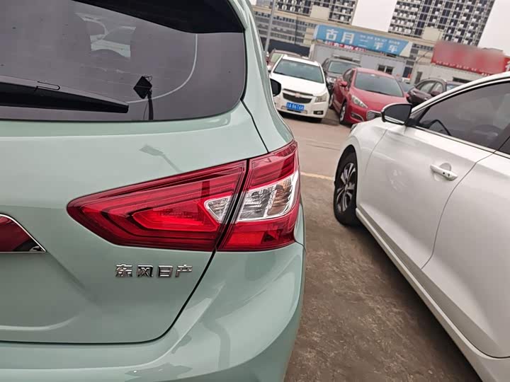 Фото 8 - Nissan Tiida