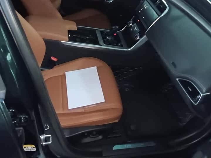 Фото 8 - Jaguar XE L