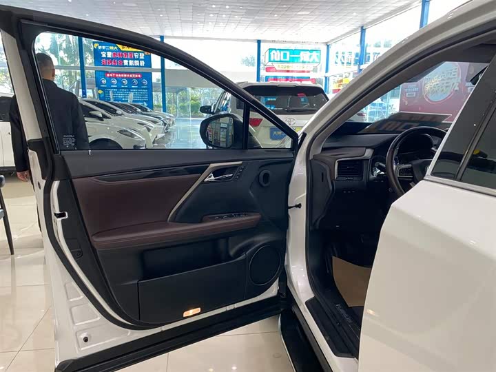 Фото 4 - Lexus RX