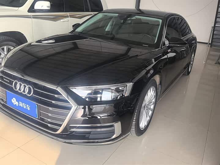 Фото 1 - Audi A8