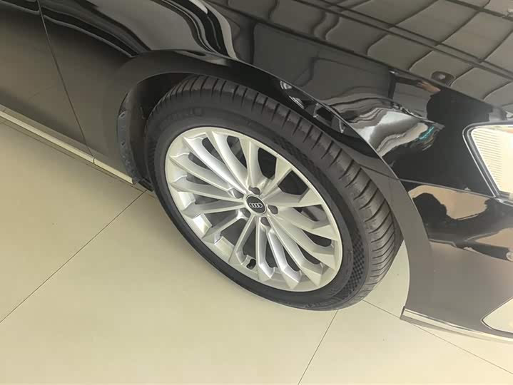 Фото 6 - Audi A8