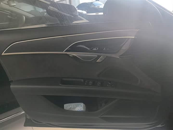 Фото 7 - Audi A8