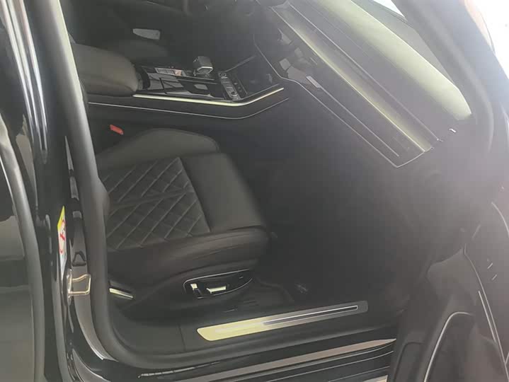 Фото 8 - Audi A8