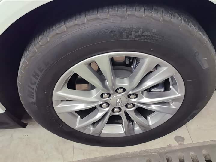 Фото 6 - Cadillac XT5