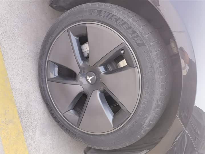 Фото 6 - Tesla Model 3