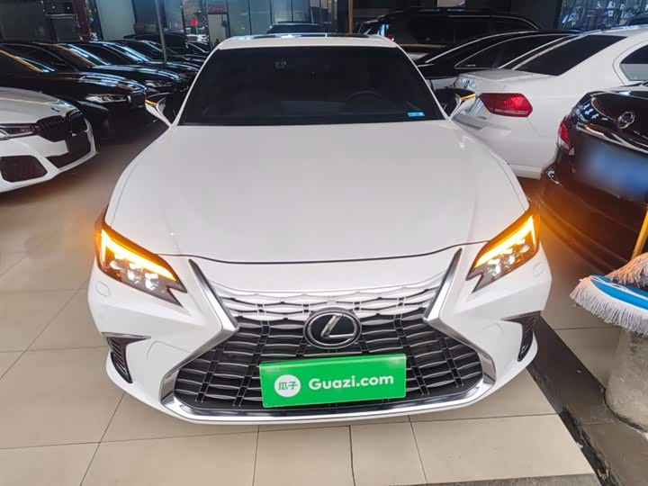 Фото 3 - Lexus ES