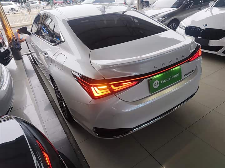 Фото 5 - Lexus ES