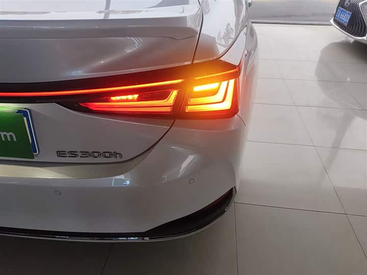 Фото 8 - Lexus ES