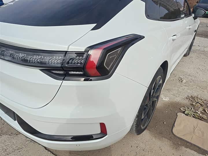 Фото 8 - Zeekr 001