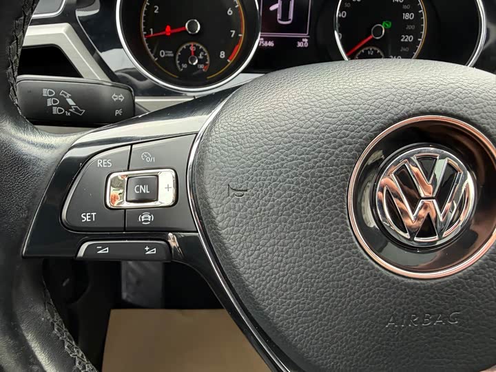 Фото 7 - Volkswagen Touran L