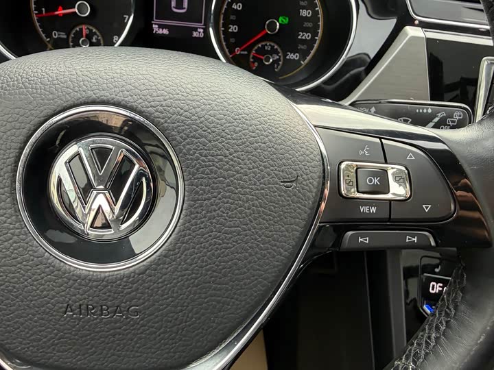 Фото 8 - Volkswagen Touran L