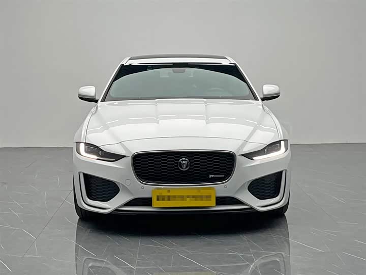 Фото 2 - Jaguar XE L