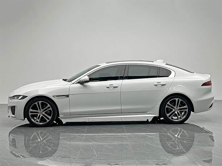 Фото 3 - Jaguar XE L