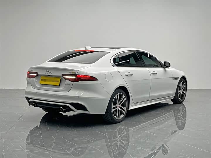 Фото 6 - Jaguar XE L