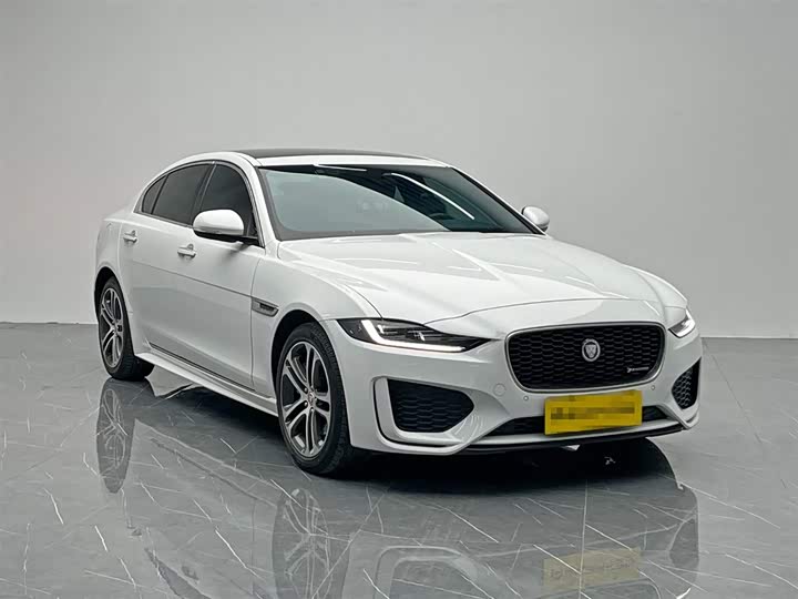 Фото 8 - Jaguar XE L