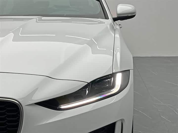 Фото 9 - Jaguar XE L