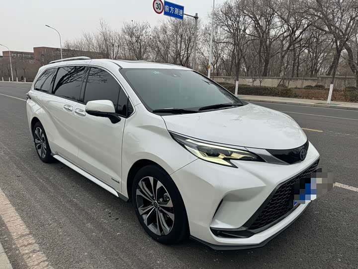 Фото 3 - Toyota Granvia