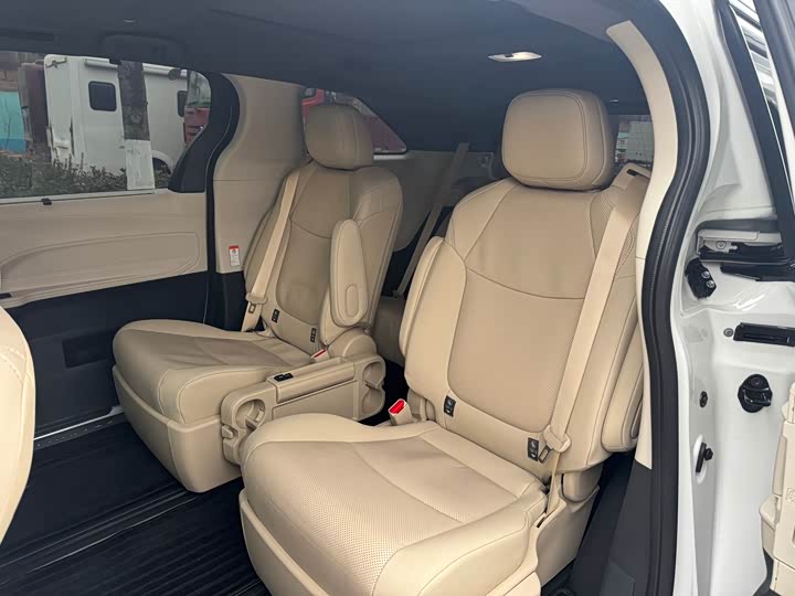 Фото 8 - Toyota Granvia