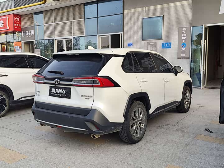 Фото 8 - Toyota Wildlander