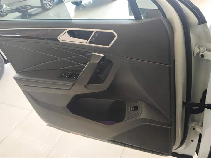 Фото 7 - Volkswagen Tiguan L Pro