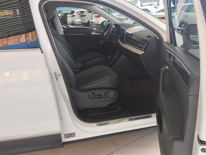 Фото 8 - Volkswagen Tiguan L Pro