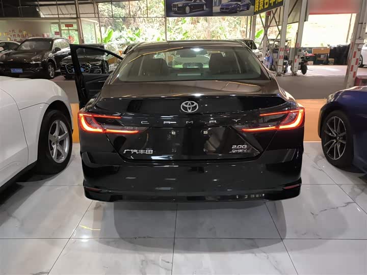 Фото 6 - Toyota Camry