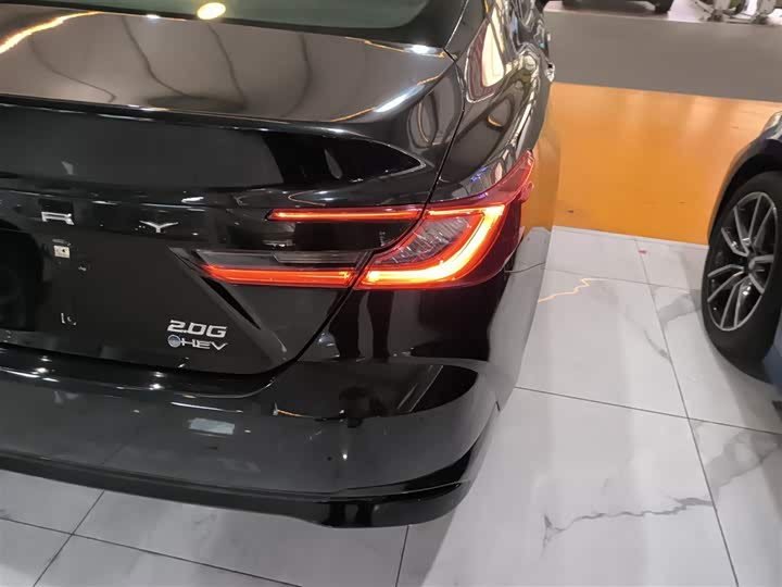 Фото 8 - Toyota Camry