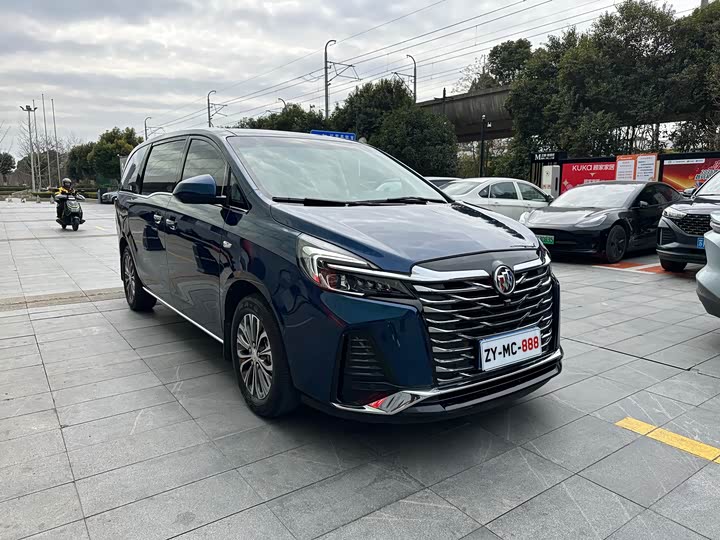 Фото 2 - Buick GL8 ES