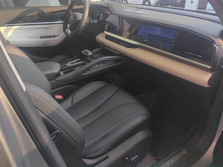 Фото 8 - Geely Monjaro