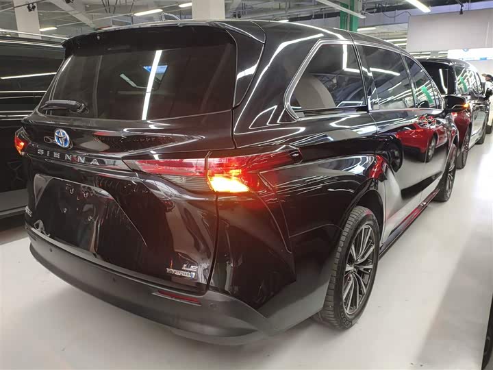 Фото 7 - Toyota Sienna