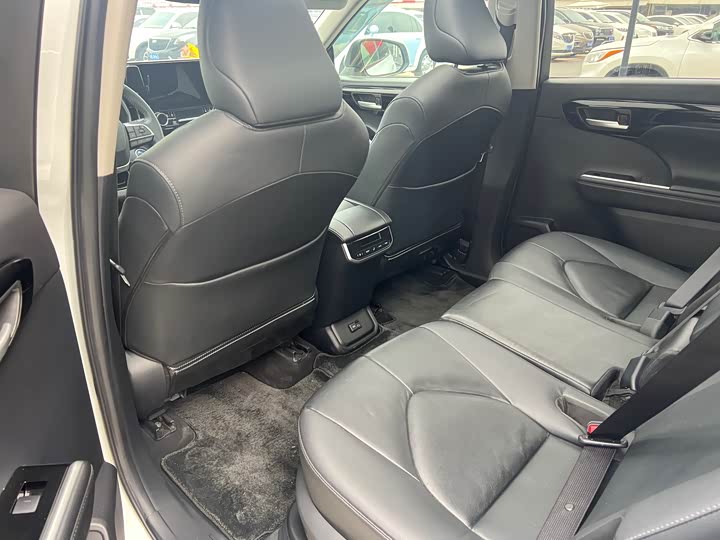 Фото 8 - Toyota Highlander