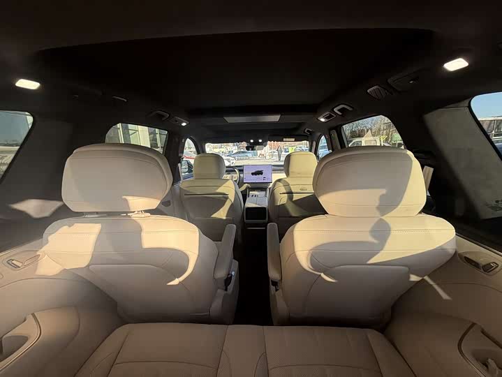 Фото 9 - Nio Onvo L90