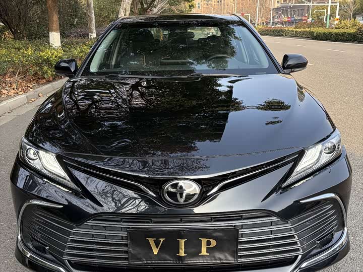 Фото 2 - Toyota Camry