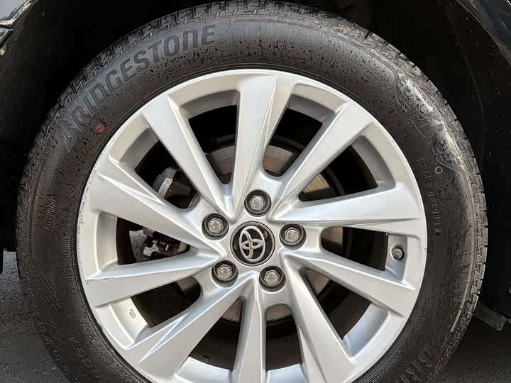 Фото 8 - Toyota Camry