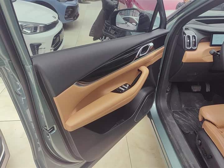 Фото 7 - Geely Atlas L