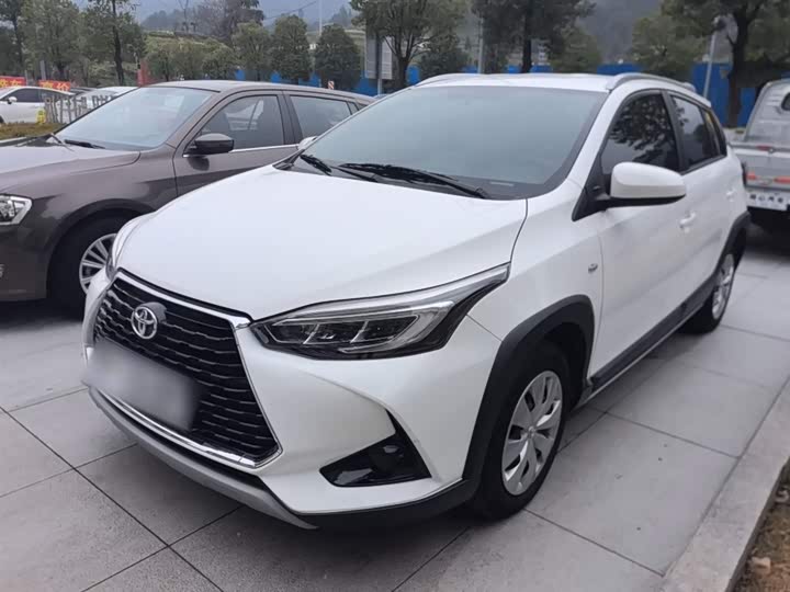 Фото 2 - Toyota Yaris L Hatchback