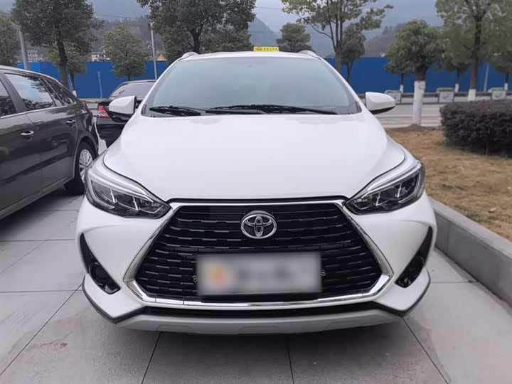 Фото 3 - Toyota Yaris L Hatchback