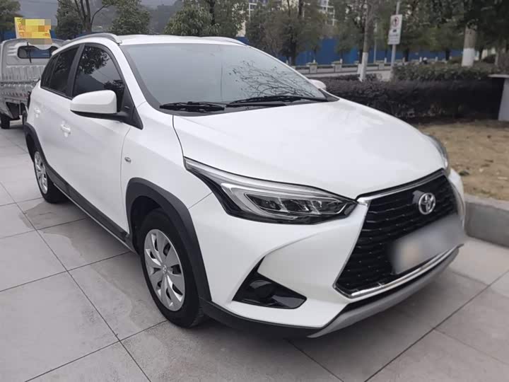 Фото 4 - Toyota Yaris L Hatchback