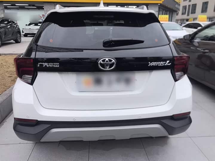 Фото 6 - Toyota Yaris L Hatchback