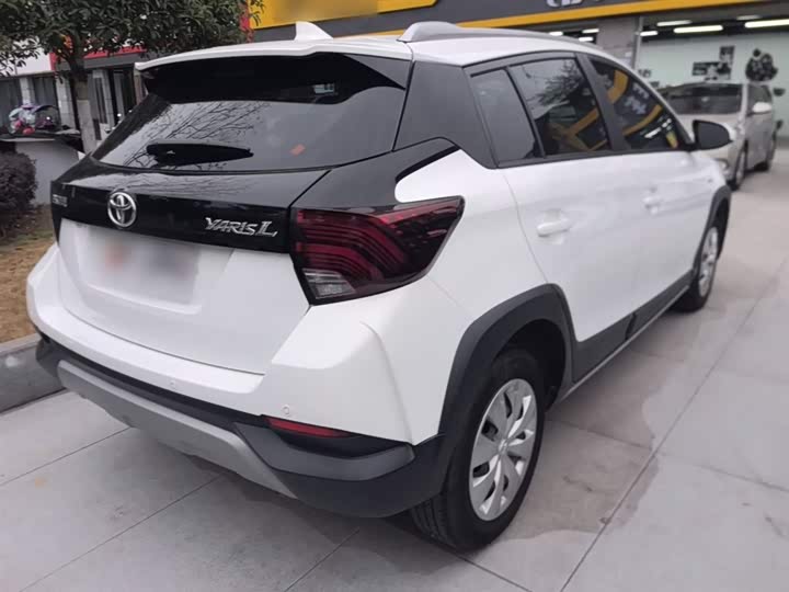 Фото 7 - Toyota Yaris L Hatchback