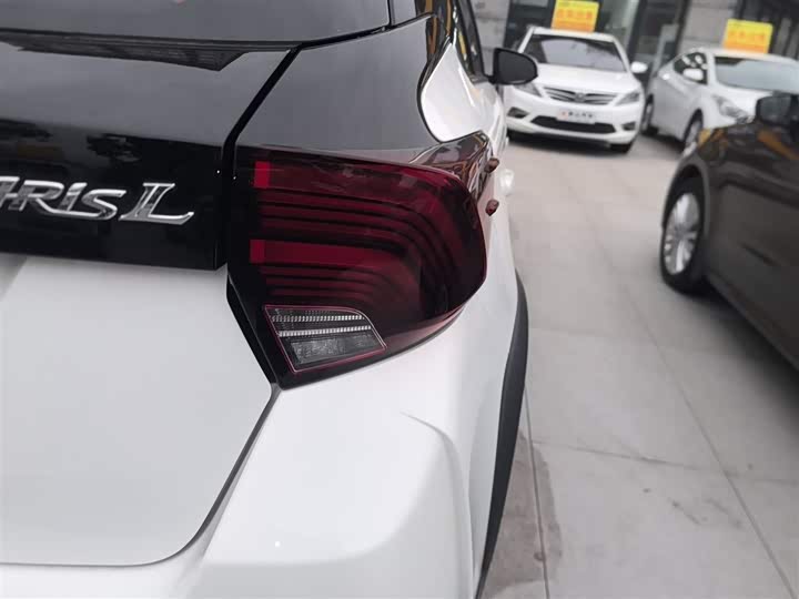 Фото 8 - Toyota Yaris L Hatchback