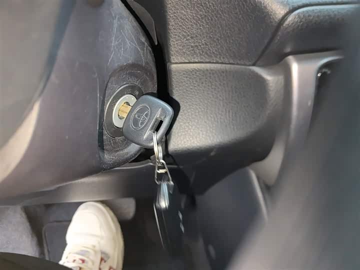 Фото 9 - Toyota Yaris L Hatchback