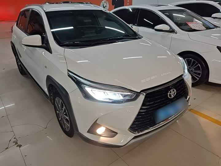 Фото 4 - Toyota Yaris L Hatchback