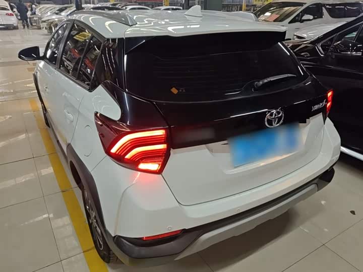 Фото 5 - Toyota Yaris L Hatchback